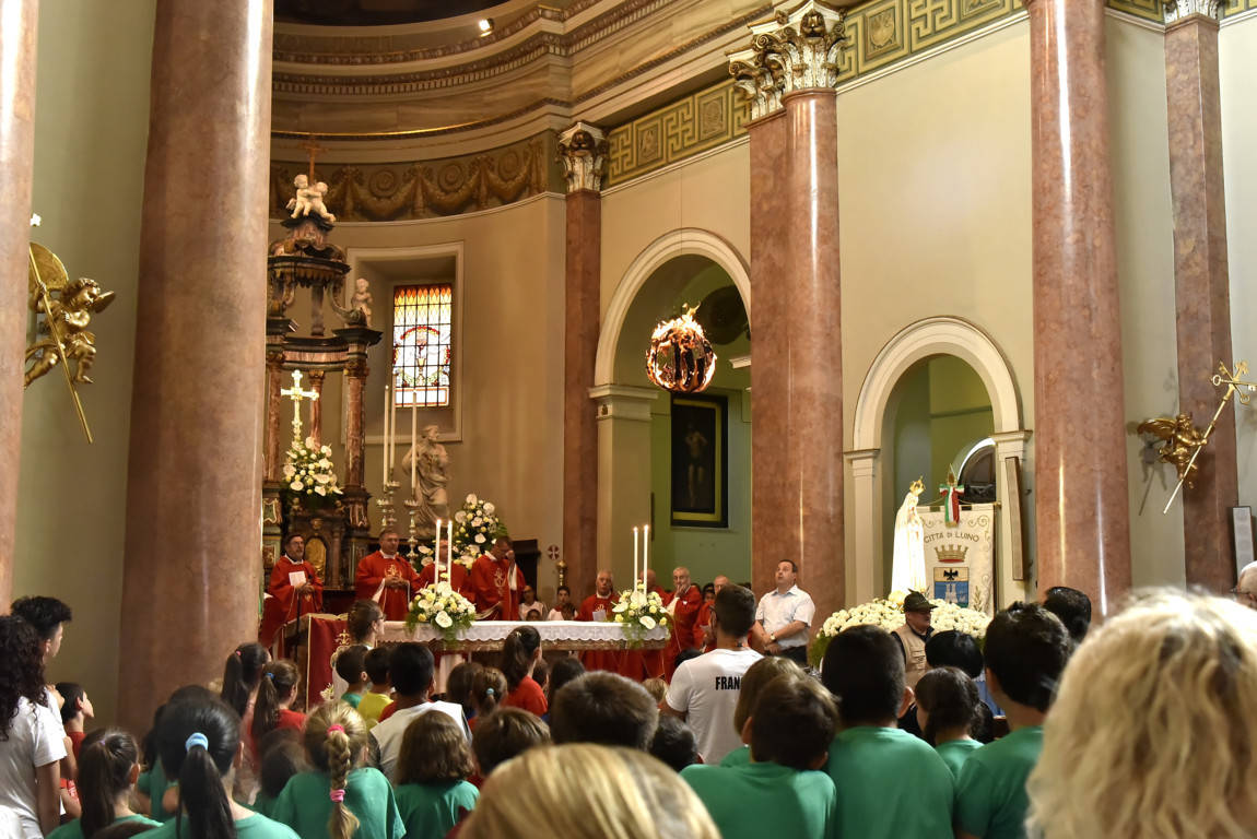 La grande processione con la Madonna di Fatima