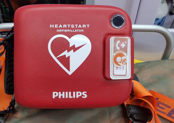 Il nuovo defibrillatore regalato dal Centro anziani