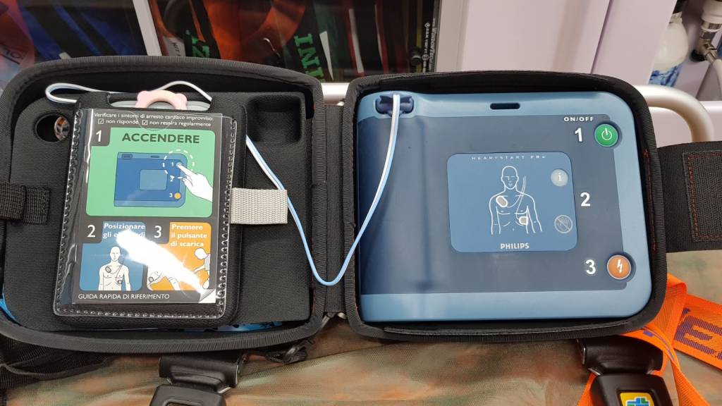 Il nuovo defibrillatore regalato dal Centro anziani