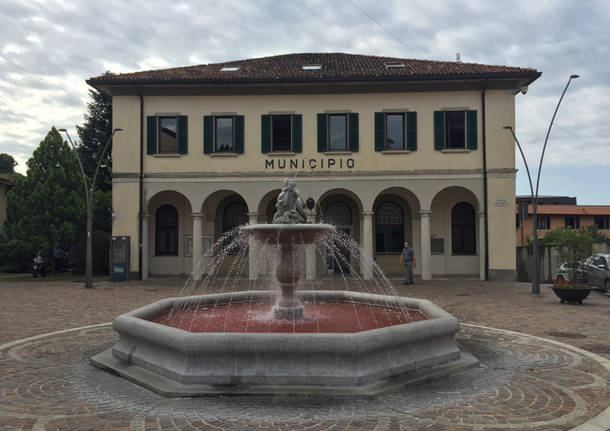 Fontana rosa a Gavirate