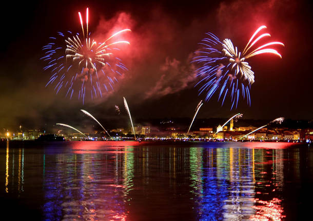 I fuochi d'artificio di Arona visti da Angera 