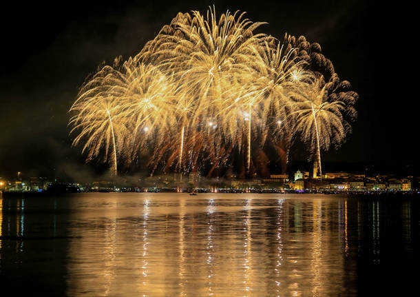 I fuochi d'artificio di Arona visti da Angera 