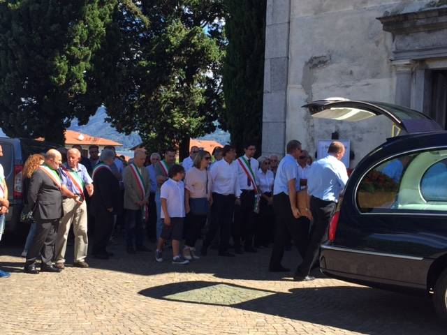 Il funerale di Giorgio Garagnani, alla guida del municipio di Germignaga per trent'anni
