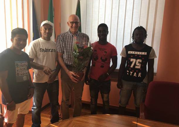 Il sindaco Aimetti con un gruppo di richiedenti asilo