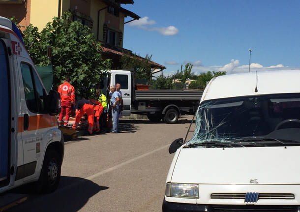 Scontro tra un camion e un furgone a Vedano Olona