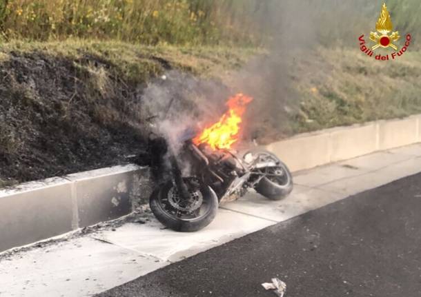 moto in fiamme