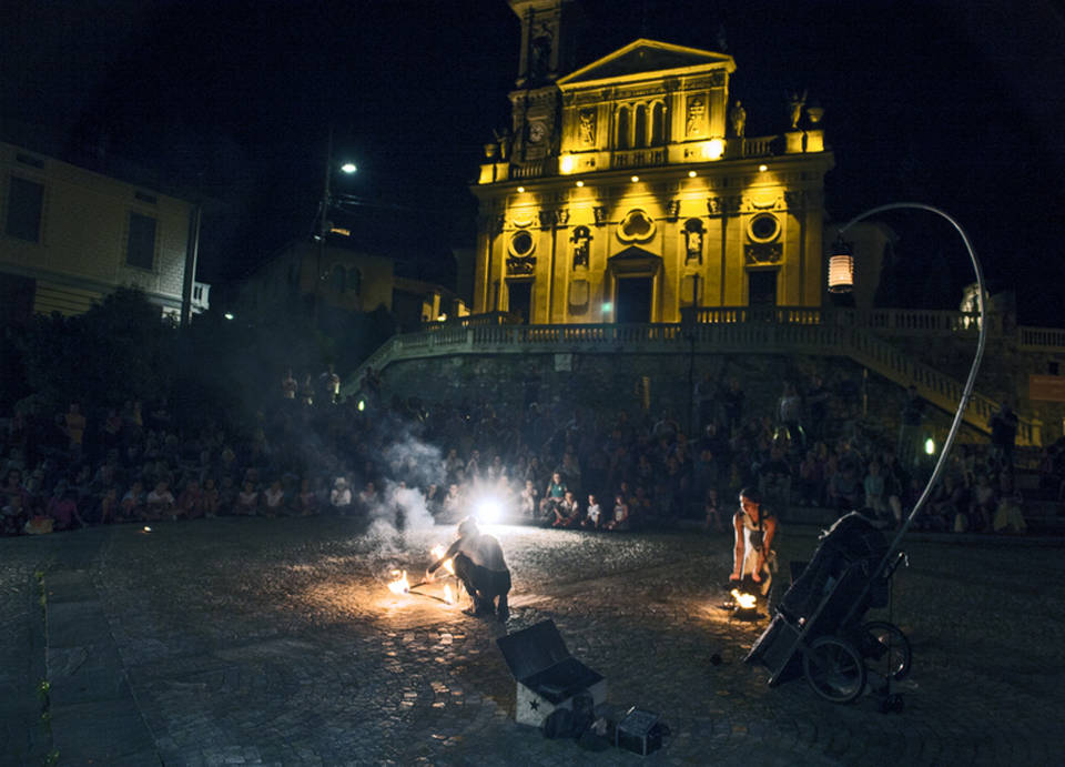 Porto Ceresio, una serata con gli artisti di strada - Foto di Roberto Raschella