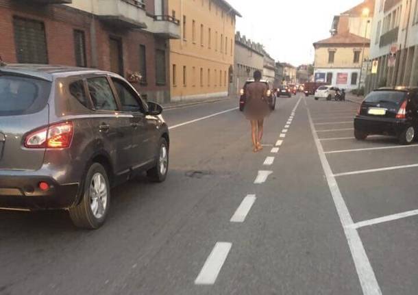 uomo nudo in strada busto arsizio