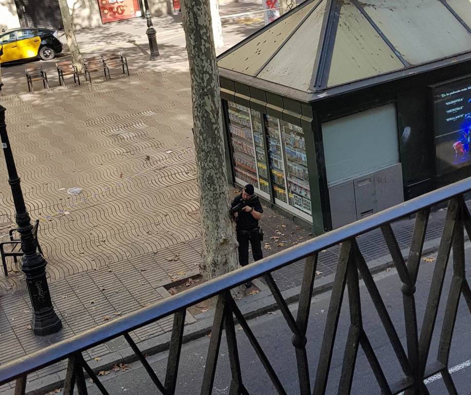 Attentato Barcellona caccia ai terroristi foto