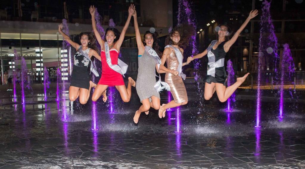 Le finaliste lombarde di Miss Italia sfilano per le vie di Milano