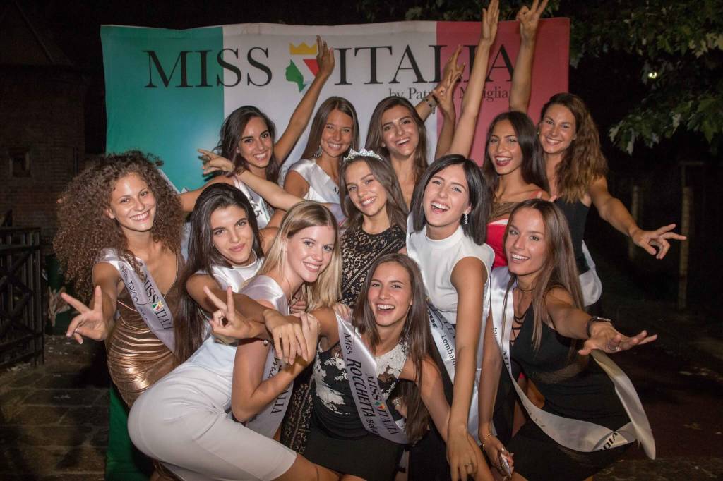 Le finaliste lombarde di Miss Italia sfilano per le vie di Milano