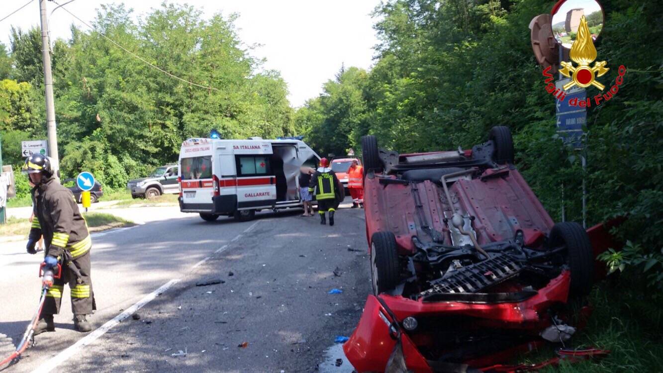 Scontro fra due auto identiche