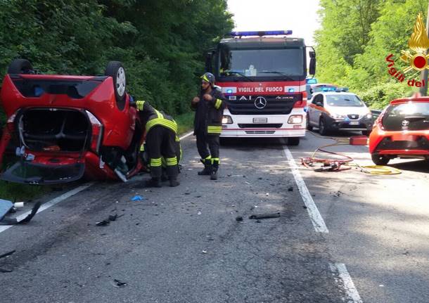 Scontro fra due auto identiche