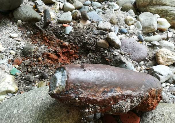 Nel Lura in secca spunta un residuato bellico