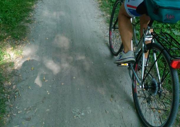 pista o sentiero ciclabile sul lago di Varese