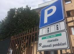 Strisce blu e parcheggi per i pendolari