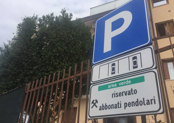 Strisce blu e parcheggi per i pendolari