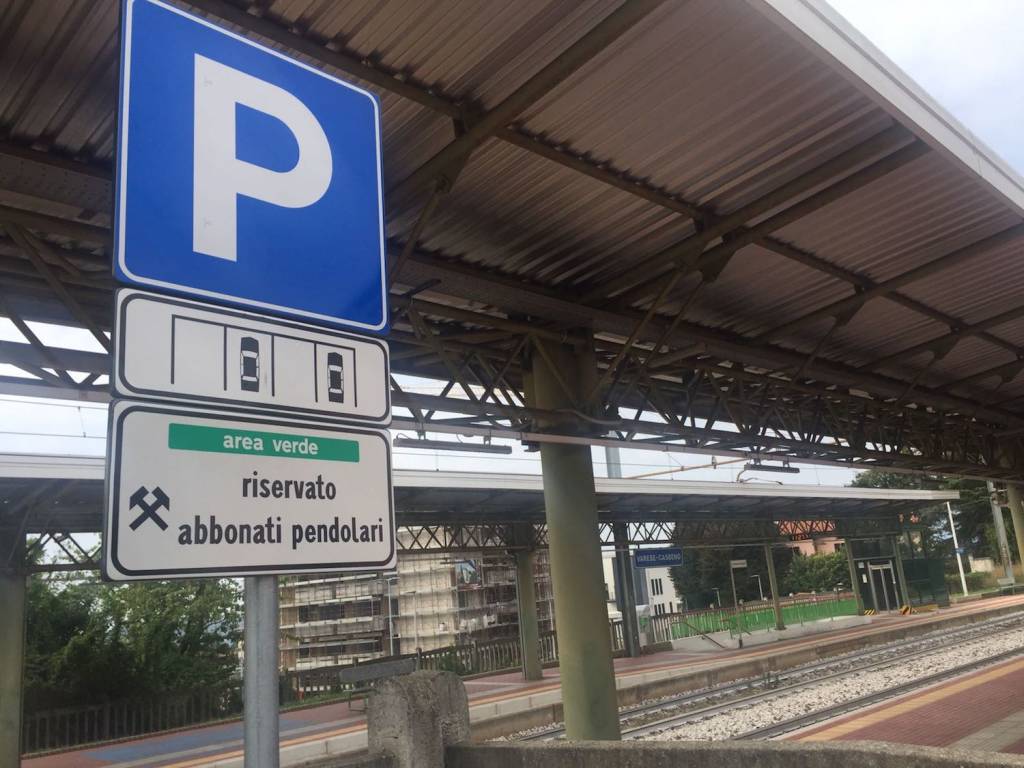 Strisce blu e parcheggi per i pendolari
