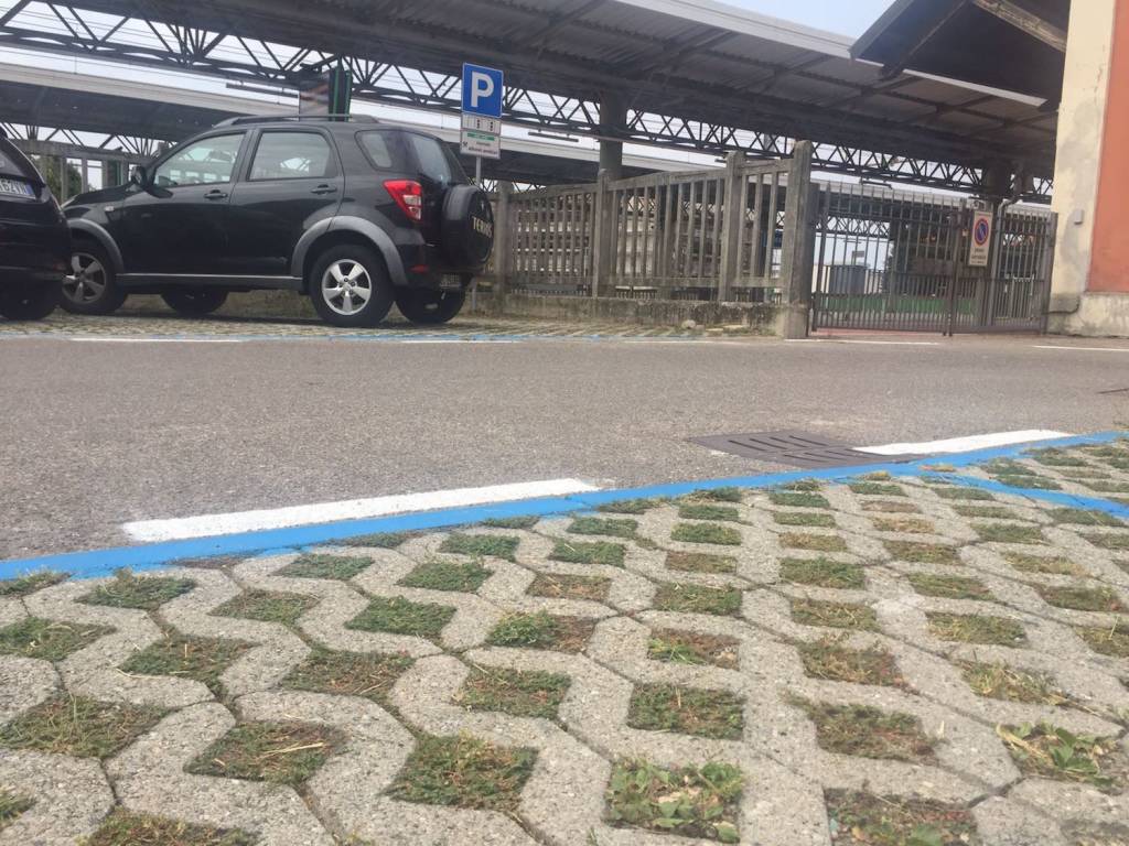 Strisce blu e parcheggi per i pendolari