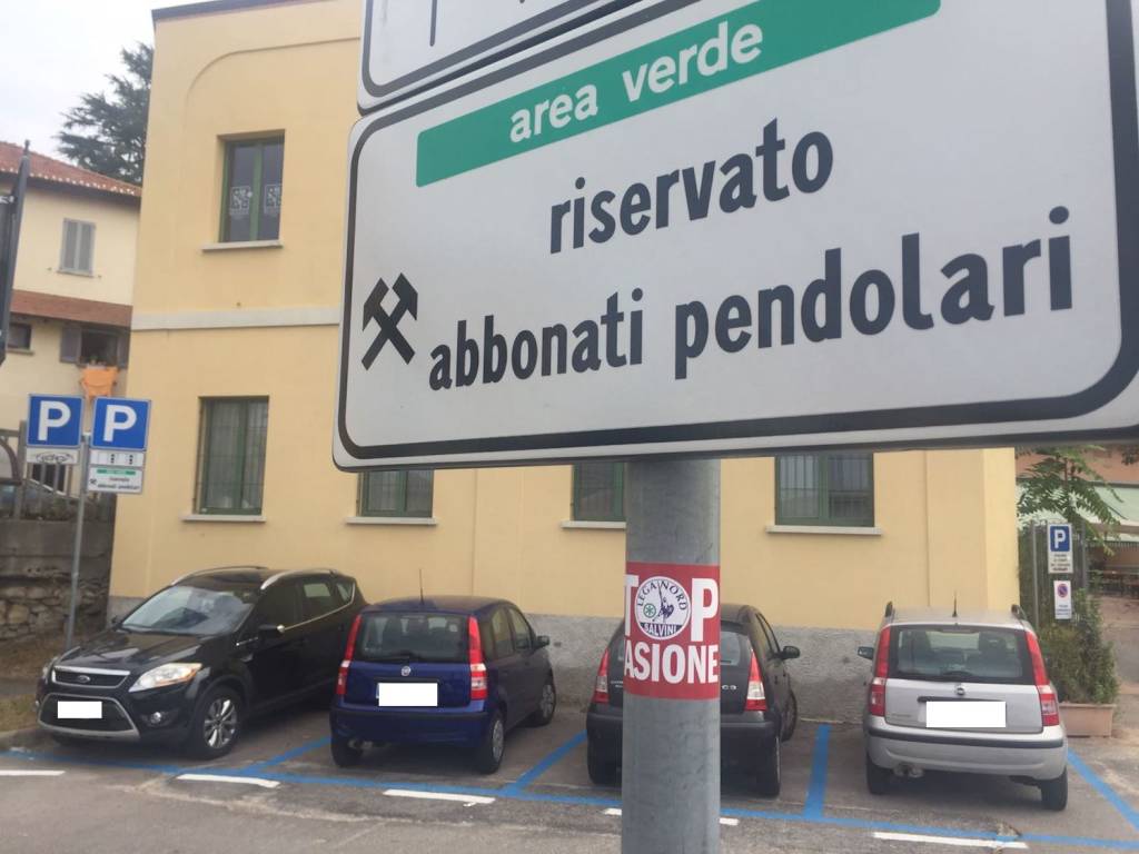 Strisce blu e parcheggi per i pendolari