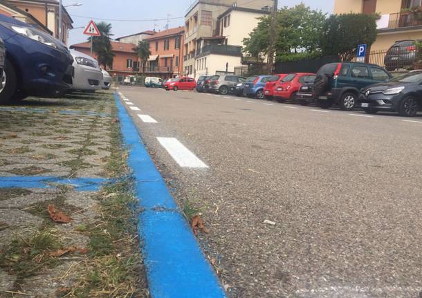 Strisce blu e parcheggi per i pendolari