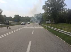 Moto in fiamme alla rotonda di Buguggiate