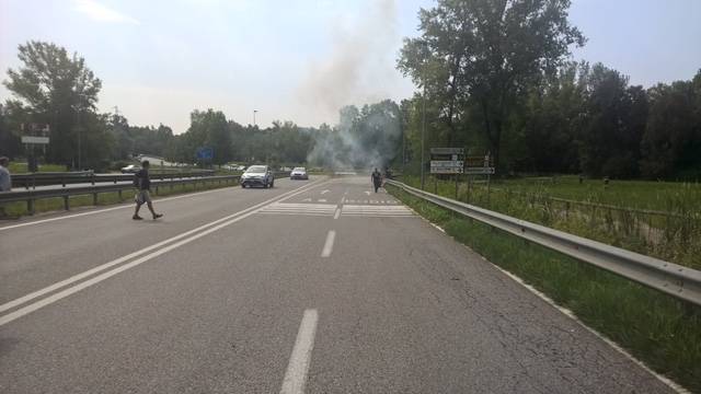 Moto in fiamme alla rotonda di Buguggiate