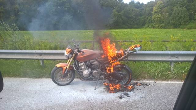 Moto in fiamme alla rotonda di Buguggiate