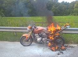 Moto in fiamme alla rotonda di Buguggiate