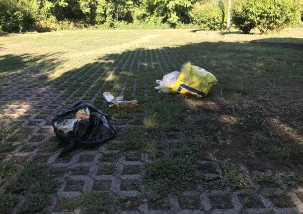 Rifiuti abbandonati in via Mulino Galletto