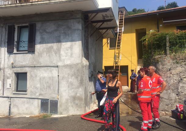 Incendio a Mombello, l’intervento dei vigili del fuoco