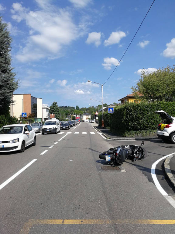 Incidente auto moto Azzate