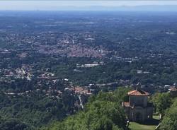 La croce illuminata del Sacro Monte