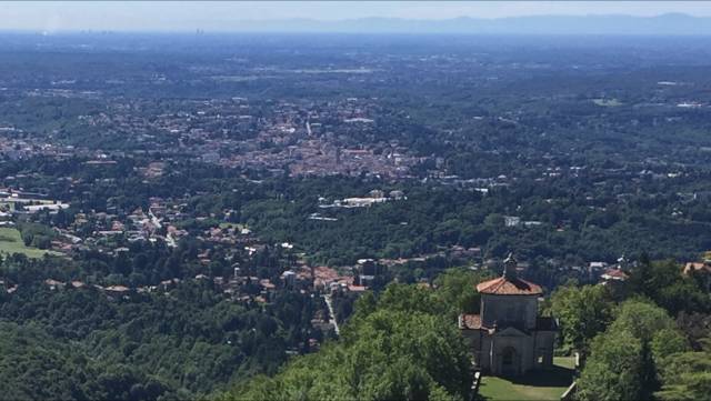 La croce illuminata del Sacro Monte