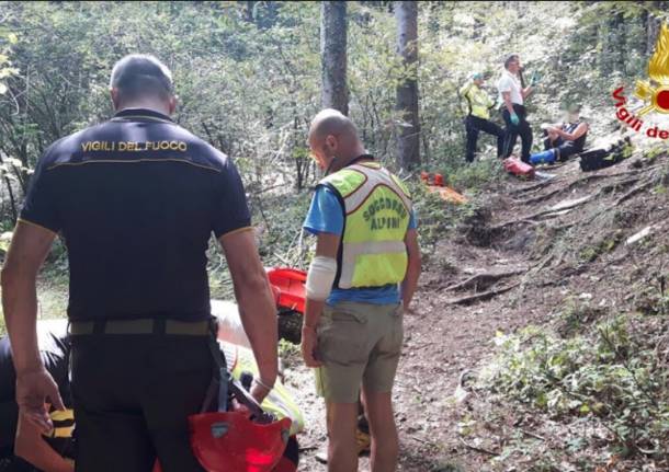 Operazioni di soccorso di un ciclista caduto in montagna