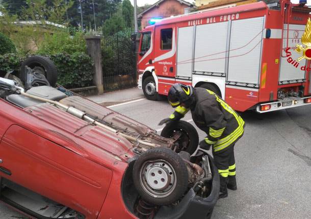 ribaltamento vettura a luino