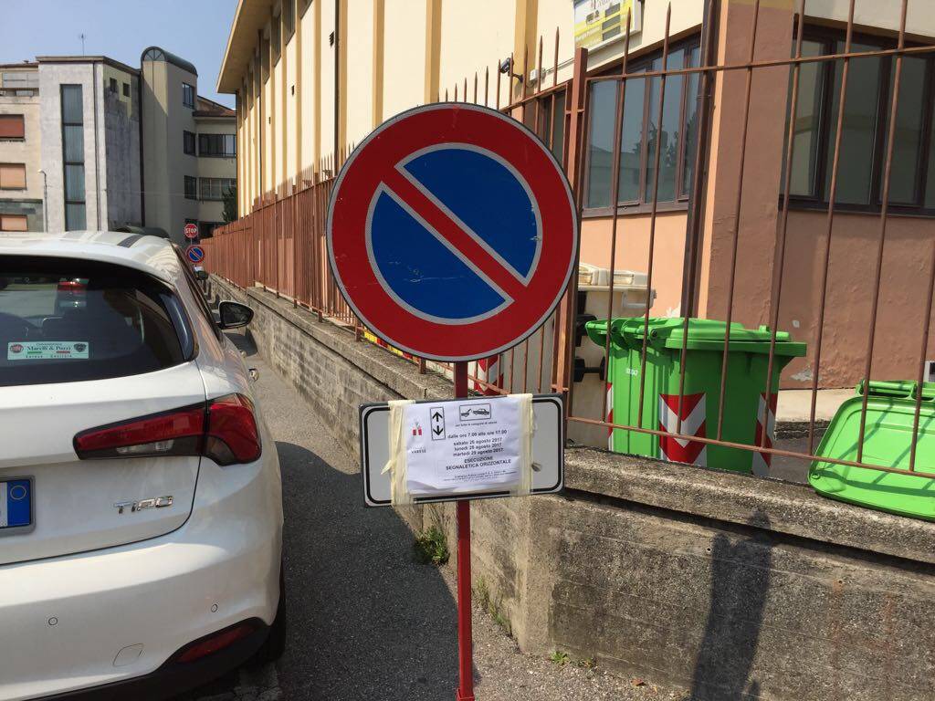 Strisce blu a casbeno