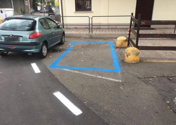 Strisce blu nel parcheggio delle Fs di Varese