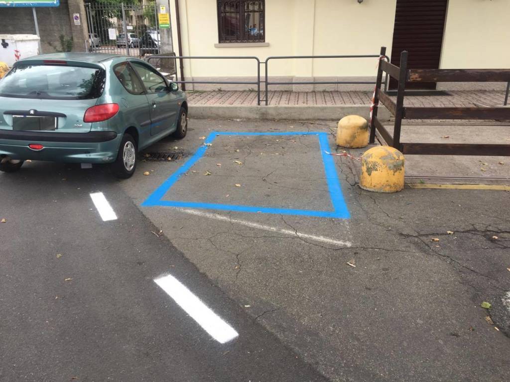 Strisce blu nel parcheggio delle Fs di Varese