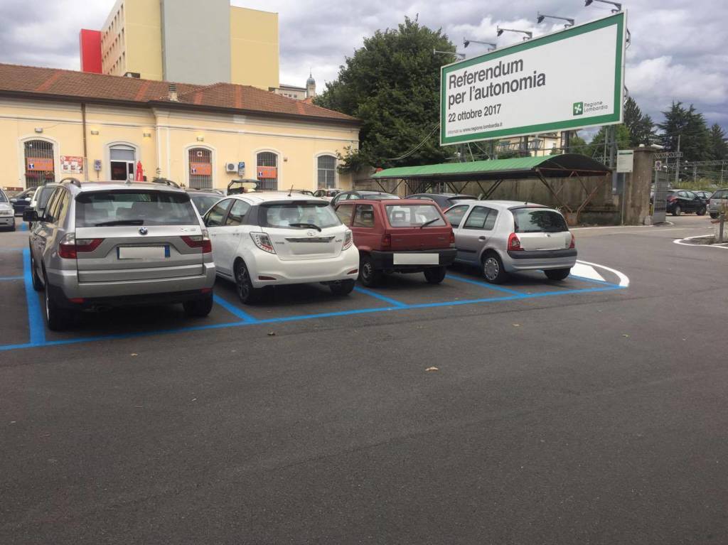 Strisce blu nel parcheggio delle Fs di Varese