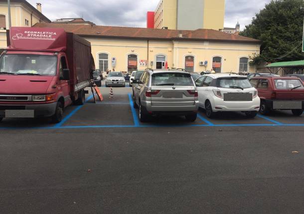 Strisce blu nel parcheggio delle Fs di Varese