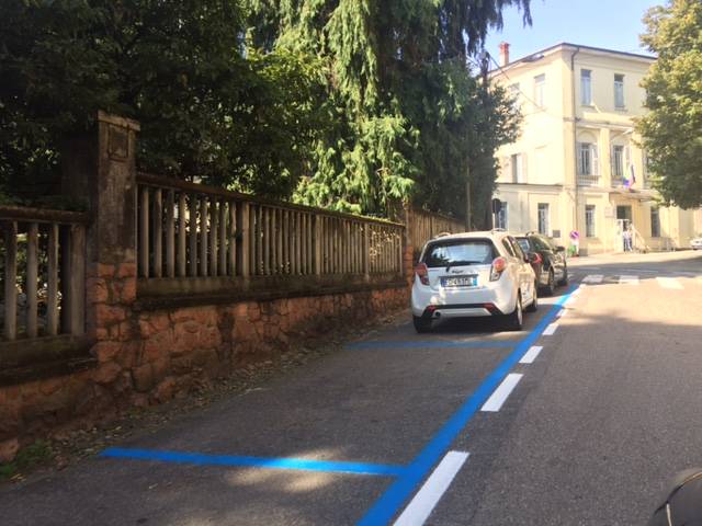 Strisce blu parcheggio sosta