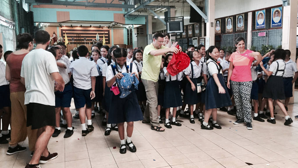 Thailandia quinto giorno: animatori per 200 bimbi