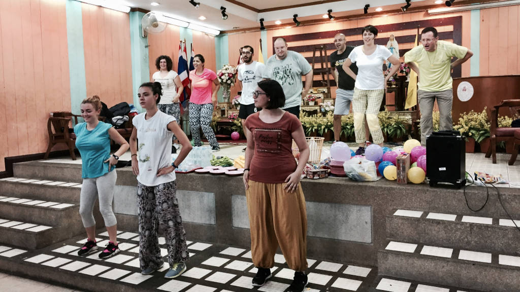 Thailandia quinto giorno: animatori per 200 bimbi