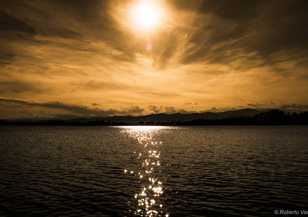 Tramonto sul lago di Monate