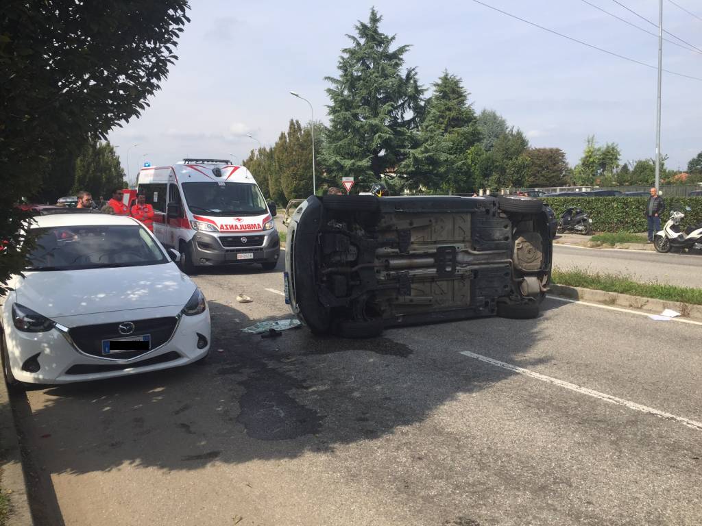 Auto ribaltata a Gallarate