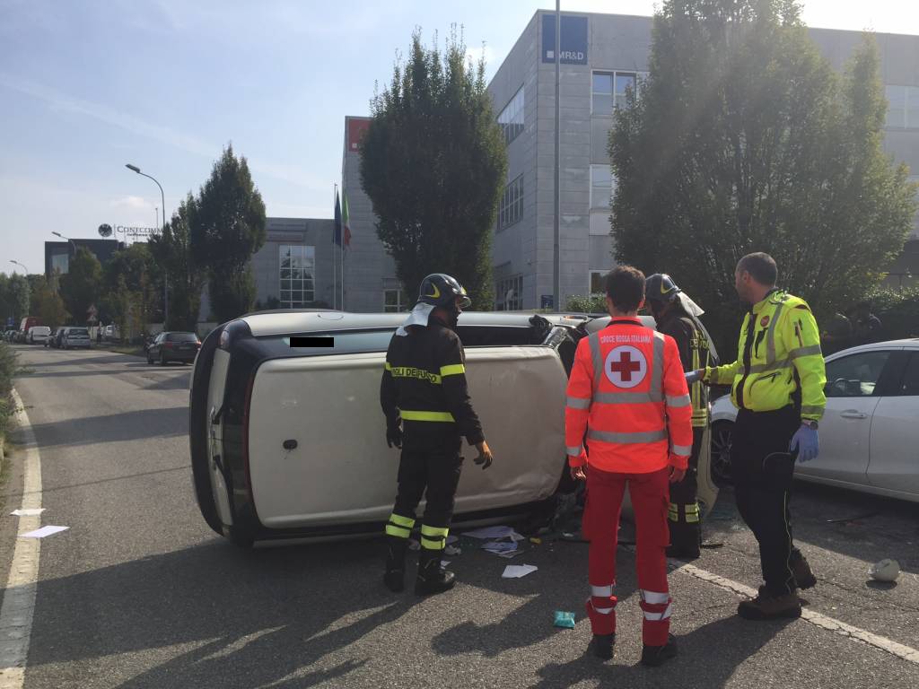 Auto ribaltata a Gallarate