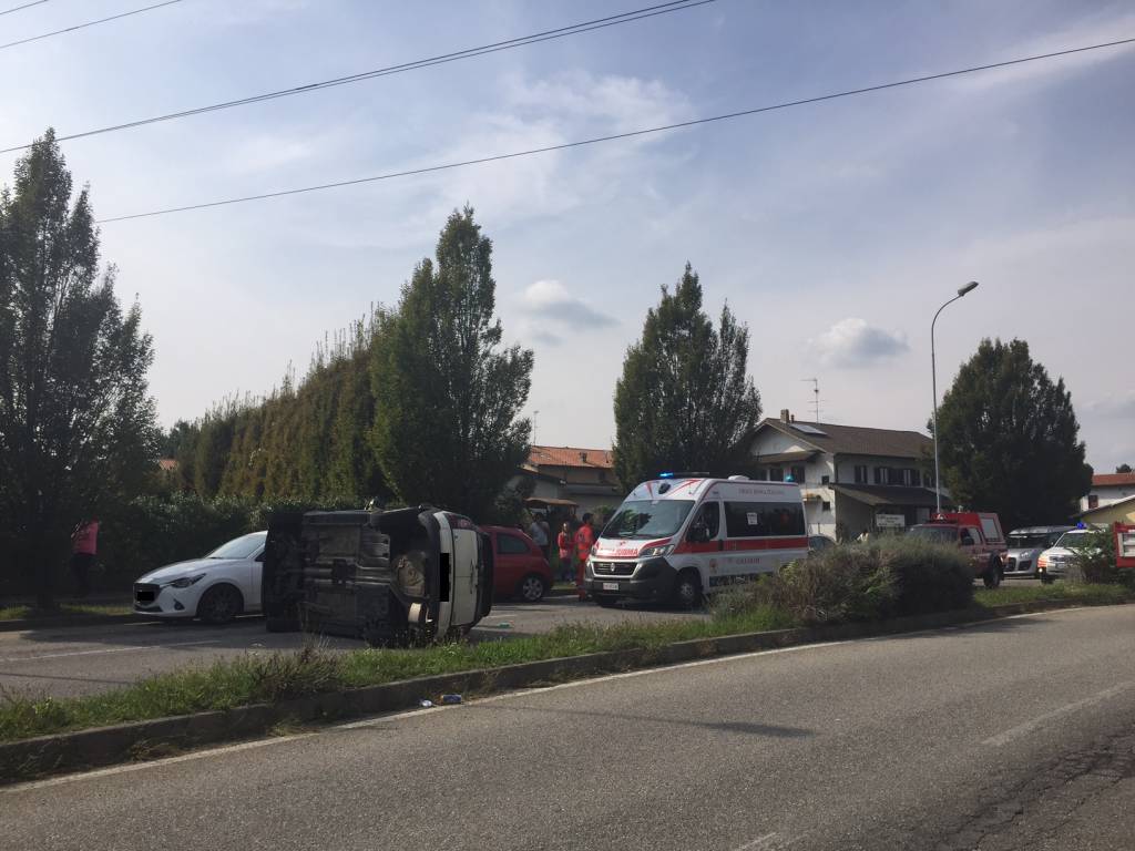 Auto ribaltata a Gallarate
