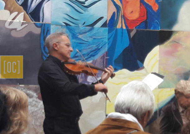 La musica al servizio delle parole. Sabato 16 settembre nello spazio museale della parrocchia ,in via Poscastello 9 a Gallarate, ha avuto luogo la lettura di poesie a cura di Annita Di Mineo e Gabriella Nerini della rassegna “Poesi