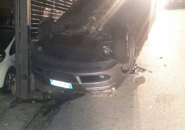 auto si ribalta in via mulini grassi